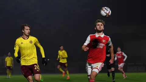 Getty Images de Arsenal Vigar está cerrado por Dalibor Vecerka de Spartan en la Premier League Inf Match entre Arsenal U21 y Sparta Praga U21 el 30 de noviembre de 2022 en Meadow Park en Borehamwood