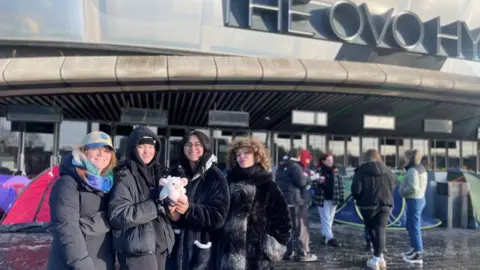 Fans brave sub zero temperatures for The 1975 s Glasgow gig