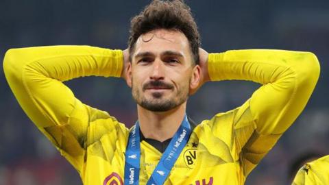 Mats Hummels with his hands on the back of his head Borussia Dortmund's defeat by Real Madrid in the 2023-24 Champions League final