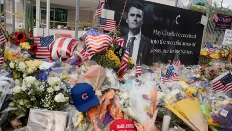 O ponto de virada na Reuters Arizona é um monumento para Charlie Kark, fora da sede dos EUA.