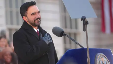 Getty Images Zohran Mamdani em sua posse