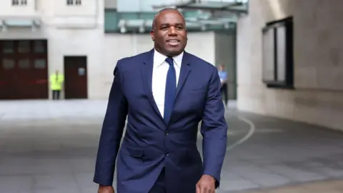 El Secretario de Asuntos Exteriores, David Lammy, pasa por el edificio de la BBC.