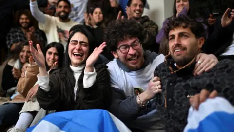 Image Reuters shows family members and Supporters Omer Wenkert responding to his release 22. February 2025. Years. Mr. Wenkert was held in Gaza in Gaza as hostages from 7. October 2023. Years