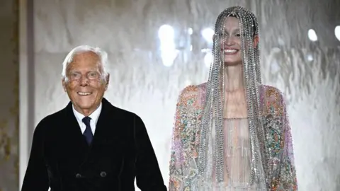 Getty Images Giorgio Armani e Modelo Letão Agnes Zogla