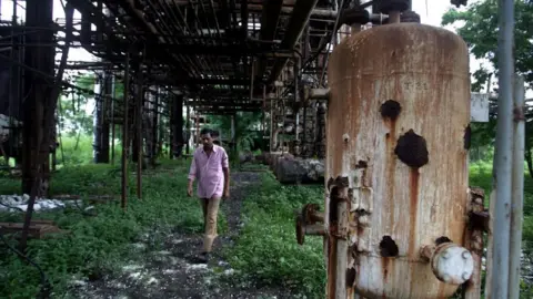 usting tanks inside the now derelict Union Carbide factory compound. These tanks used to store methyl isocyanide, the toxic chemical that leaked on December 23, 1984 killing at least 5,000 people in the following 72 hours and many thousands more subsequently