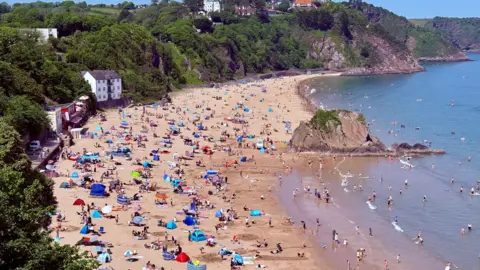 9c3ac8a0-5842-11f1-9fcc-95002e18ab8a.jpg In pictures: Hottest May day recorded in the UK