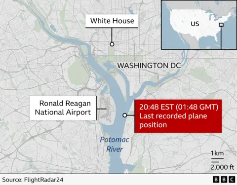 Street map of the Washington DC area, showing a label with the last recorded plane position (at 20:48 EST, 01:48 GMT), in the Potomac River near the Ronald Reagan National Airport, both also highlighted. For reference, the White House has also been labelled up