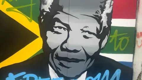 A painted mural of Nelson Mandela 