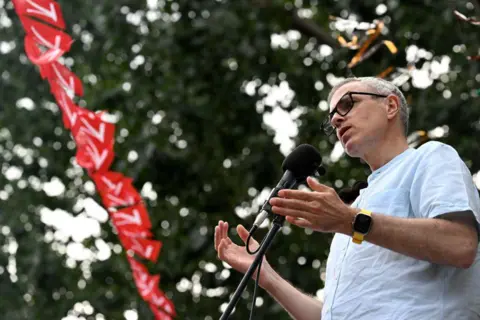 AFP Omar Abdullah, pemimpin partai Konferensi Nasional Jammu dan Kashmir (JKNC), berpidato dalam rapat umum kampanye menjelang pemilihan majelis, di Pulwama pada 15 September 2024