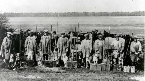 Group of rabbit catchers or warreners 