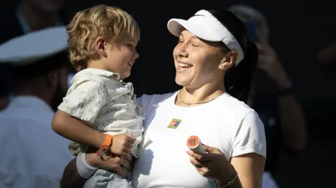 Amanda Anisimova with her nephew during Wimbledon