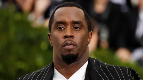 Reuters Sean Combs w czarnym garniturze w białe paski na Gali Met 2017