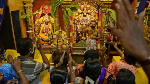 庆祝节日之际，印度教信徒在蒂鲁马拉蒂鲁帕蒂德瓦斯坦神庙 (Tirumala Tirupati Devasthanms) 