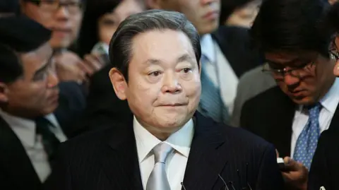 Getty Images Samsung Group former chairman Lee Kun-Hee speaks to the reporters at the office of a special counsel looking into allegations made by a former top legal Samsung executive on April 4, 2008 in Seoul, South Korea.