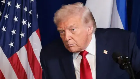 Reuters O presidente dos EUA, Donald Trump, participa de uma coletiva de imprensa com o primeiro-ministro israelense, Benjamin Netanyahu (não na foto) 