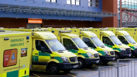 Ambulancias de medios de PA estacionadas fuera de un departamento de emergencias del hospital