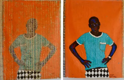 Stary Mwaba Medium: acrílico en periódicos perforados. Pinturas reflejadas que muestran a un joven con las manos en las caderas. Lleva una camiseta azul claro con adornos blancos en las mangas y el bolsillo y en su muñeca izquierda tiene un reloj. Sus pantalones cortos son de un diseño Harlequin en blanco y negro. El fondo es naranja.