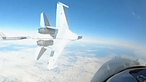 Russian pitchy  mid-air wrong   feet of US aircraft