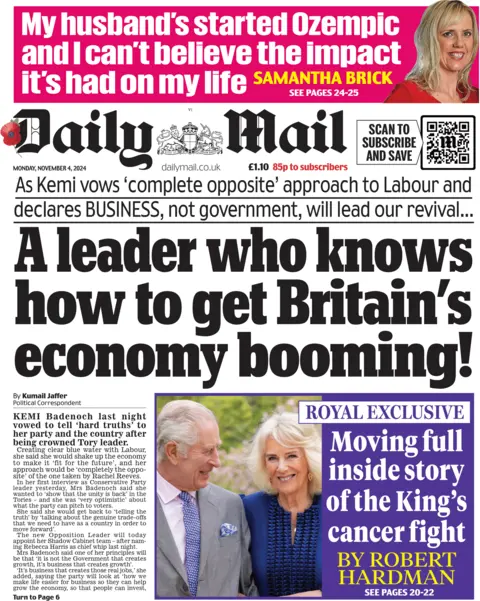 A primeira página do jornal Daily Mail. Uma foto do rei Charles e da rainha Camilla acompanhada da legenda: “Comovente história completa da batalha do rei contra o câncer”.