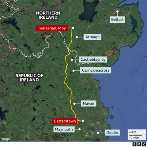 A map of the Irish border which shows a blue line running from Turleenan, Moy, Armagh, Castleblayney, Carrickmacross, Navan, Batterstown and Maynooth