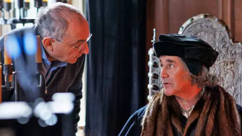 BBC Peter Kosminsky Berbicara kepada Mark Rylance dengan kostum saat syuting Wolf Hall