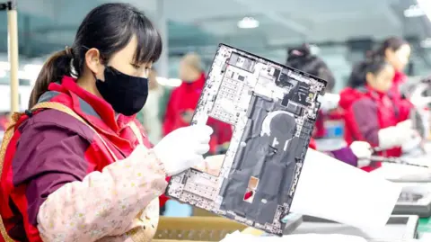 Getty Images Laptops sendo montados em uma fábrica na província de Sichuan na China