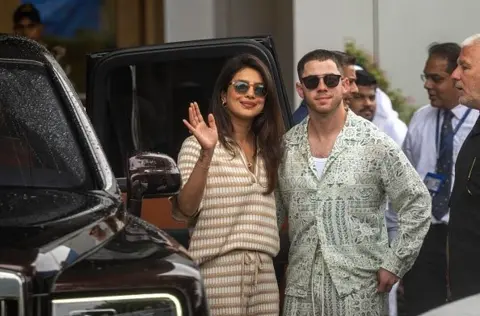 Getty Images 女演员 Priyanka Chopra 和她的丈夫歌手 Nick Jonas 抵达孟买，参加 2024 年 7 月 11 日在孟买举行的 Anant Ambani 和 Radhika Merchant 的婚礼