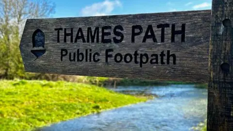 Anna Dingley Thames path sign