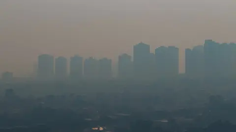 Reuters La capital São Paulo está sumida en la niebla