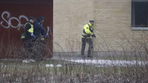 Getty Images Officers with their weapons drawn