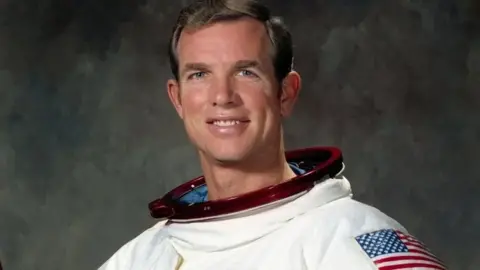 Retrato oficial de la NASA de David Scott en su traje espacial