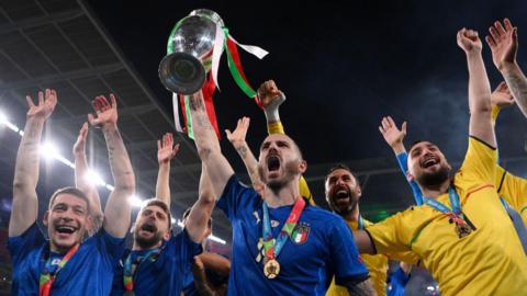 Italy lifting Euro 2020 trophy
