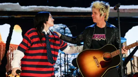 Getty Images Billie Eilish виступає на сцені з Біллі Джо Армстронгом з Green Day під час пожежі в Каліфорнії на форумі Кіа 30 січня 2025 року в Інглвуді, Каліфорнія.