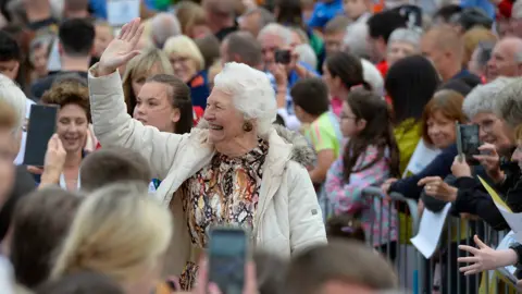 La marcapasos Lady Mary Peters saluda a la multitud en Newtownards