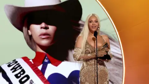 Getty Images Beyonce menerima penghargaan Grammy, berbicara dengan mikrofon hitam sambil mengenakan pakaian yang berkilau. Di belakangnya adalah foto dirinya dengan a "Cowboy Carter" poster.