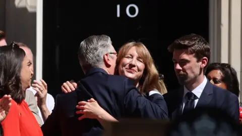 EPA/Shutterstock Keir Starmer o îmbrățișează pe Rachel Reeves în fața Downing Street