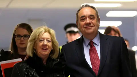 PA Media Alex Salmond, candidato parlamentar do SNP pelo eleitorado de Gordon, e sua esposa Moira chegam à contagem no Centro de Exposições e Conferências de Aberdeen, em Aberdeen.