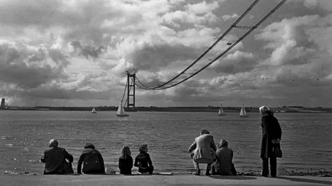 Luis Bustamante People watching the Humber Bridge being built