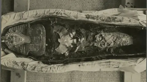 Griffith Institute/Harry Burton The mummified body of Tutankhamun, with the iconic burial mask on the face.