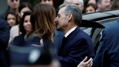 Rapidah plantó al presidente francés Nicolas Saskezy Cachozy Chugla Breli Brunai-Sharozy antes de salir en el coche de la prisión, en París, 215.
