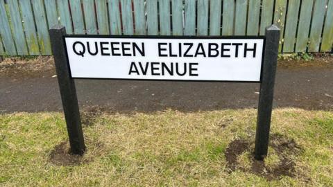 A photo of the misspelt Queen Elizabeth Avenue sign in South Ferriby