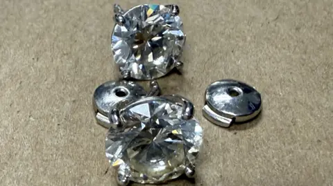 Orlando police close to diamond earrings