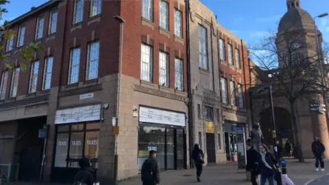 An art deco three-storey pub building by Leicester station