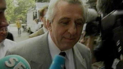 Egon Krenz surrounded by journalists with microphones