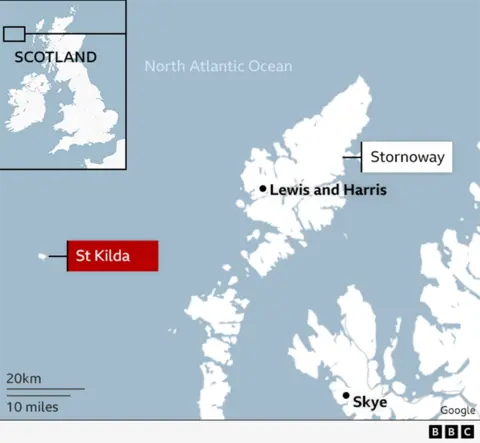 Un mapa de Escocia e Islas Occidentales. El mapa muestra las ubicaciones de St Kilda, Lewis, Harris y Skye.