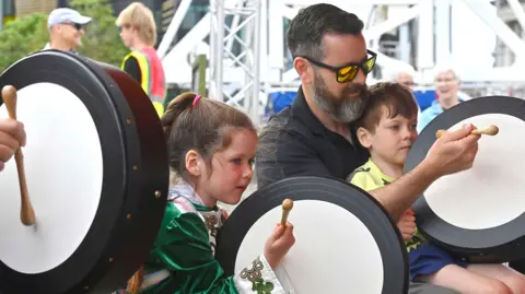 Bodhrán playing by three people