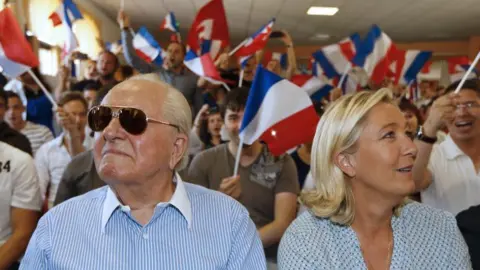 Getty Images Jean-Marie Le Pen (kiri) dan Marine le Pen (kanan) pada tahun 2014