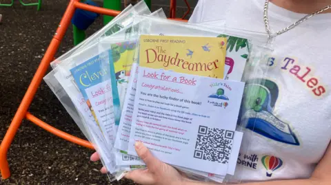 Een stapel boeken in plastic verpakking die voor kinderen verborgen worden gehouden zodat ze ze kunnen vinden