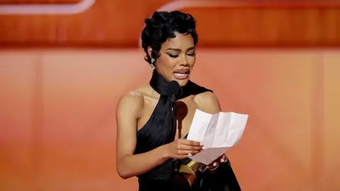 Getty Images L'attrice Teyana Taylor legge il suo discorso di ringraziamento sul palco dell'83° Golden Globes