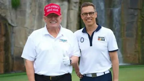 Truth Social/@RealdonaldTrump Donald Trump pozuje do zdjęcia z Alexander Stubb